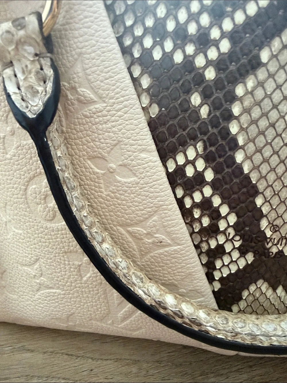 Louis Vuitton python and beige crossbody with gold hardware - Picture 5 of 16